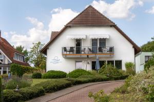 a white house with a gambrel roof at Strandhaus Malchow in Malchow