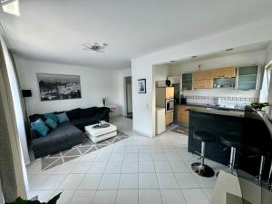 Dapur atau dapur kecil di Traumhafte Kurstadt Apartment Moderne 2ZKB Balkon-Parkplatz 7-24 Check-in
