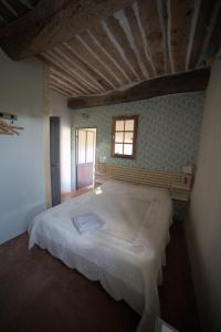 a bedroom with a large white bed in a room at Magnifique eco-gîte des Marronniers avec terrasse in La Roquebrussanne
