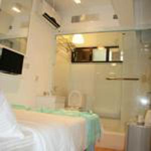 Uma casa de banho em Apple lnn Causeway Bay