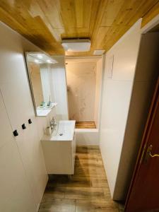 Et badeværelse på Apartman Belveder near centar