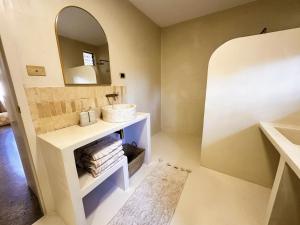 un baño con lavabo y espejo en Chic Beachside 2 Bedroom Apartment in Beautiful Coffs Harbour, en Coffs Harbour