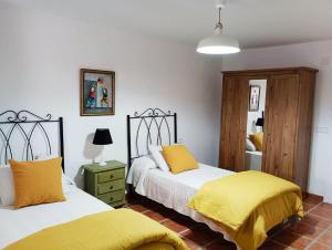 En eller flere senge i et værelse på Los Alcornoquillos + 146 billeder