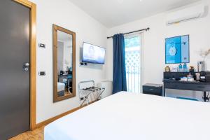 a room with a mirror and a room with a window at Città Studi Suites - Top Collection in Milan