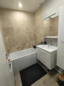 Ένα μπάνιο στο Maison 4 chambres proche Reims