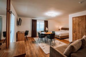 VolovăţRustik的客厅里有一张沙发、一张床和一张桌子