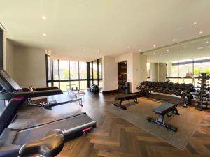 una palestra con tapis roulant e sedie in un edificio di CASSA ENCORE - Luxury Apartments Managed by The Cassa a Gold Coast