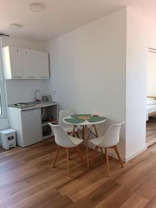 Kuchyň nebo kuchyňský kout v ubytování Apartmani Ribar