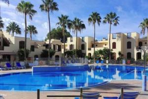 德尔锡伦西奥海岸Paraiso Tagoro Park的棕榈树度假村的游泳池