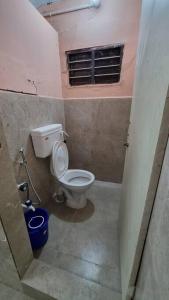 Ένα μπάνιο στο Entire House - Home Stay with AC