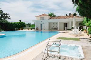 una piscina di fronte a una villa di Villa Yliana a Áyios Vasílios