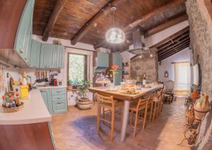 a kitchen with green cabinets and a wooden ceiling at Casa Ferrone in Orvieto