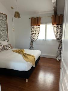 a bedroom with a bed and a window at Aquitain Home chambre studio appartement Gare Saint Jean in Bordeaux