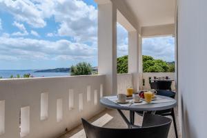 サンタ・チェザーレア・テルメにあるVilla Vallettaの海の景色を望むバルコニー(テーブル2台付)