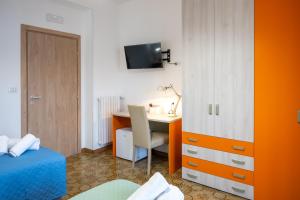 a bedroom with a desk and a bed and a desk with a computer at B&B Benvenuti al centro in Caserta