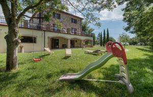 A garden outside Cozy Apartment In Avigliano Umbro