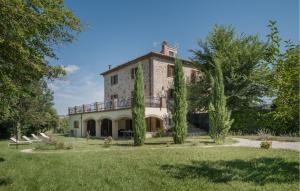 A garden outside Cozy Apartment In Avigliano Umbro