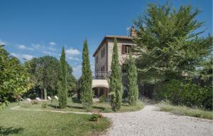 A garden outside Cozy Apartment In Avigliano Umbro
