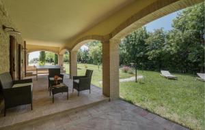 A garden outside Cozy Apartment In Avigliano Umbro