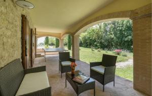 A seating area at Cozy Apartment In Avigliano Umbro