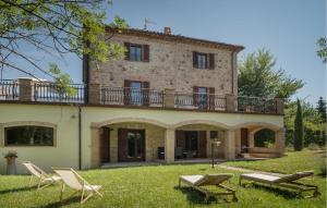 A garden outside Cozy Apartment In Avigliano Umbro