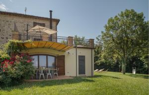 A garden outside Cozy Apartment In Avigliano Umbro