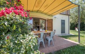 A garden outside Cozy Apartment In Avigliano Umbro