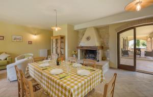 A seating area at Cozy Apartment In Avigliano Umbro