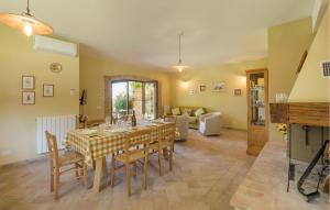 A seating area at Cozy Apartment In Avigliano Umbro