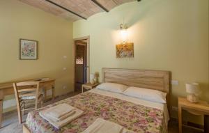 A bed or beds in a room at Cozy Apartment In Avigliano Umbro