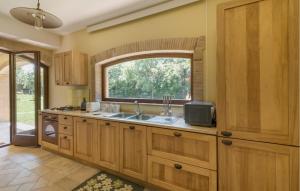 A kitchen or kitchenette at Cozy Apartment In Avigliano Umbro