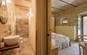 A bathroom at Cozy Apartment In Avigliano Umbro