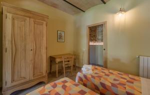 A bed or beds in a room at Cozy Apartment In Avigliano Umbro