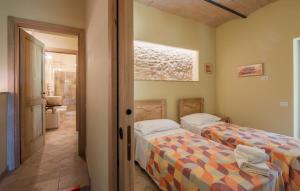 A bed or beds in a room at Cozy Apartment In Avigliano Umbro