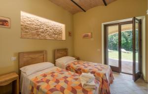 A bed or beds in a room at Cozy Apartment In Avigliano Umbro