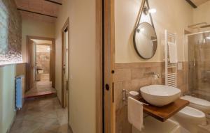 A bathroom at Cozy Apartment In Avigliano Umbro