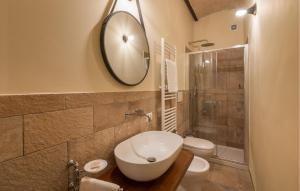 A bathroom at Cozy Apartment In Avigliano Umbro