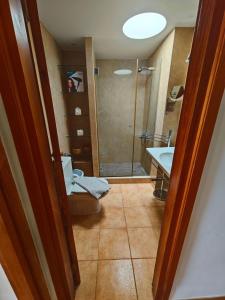 Un baño con ducha, inodoro y lavabo. en Mirador de Las Salinas, en Los Cancajos