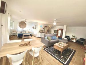 una sala de estar con un sofá y una mesa en Sea & Wave Buena Vista Pool Apartment, en Torre de Benagalbón