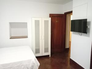 Televízia a/alebo spoločenská miestnosť v ubytovaní Hostal Cuzco