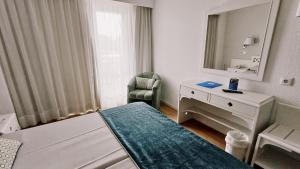 Кровать или кровати в номере Hotel Pinos Playa
