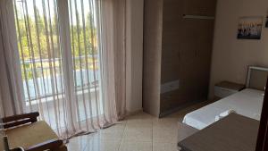 Postel nebo postele na pokoji v ubytování Hrisi hotel