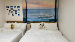 two dogs sitting on two beds in a bedroom at Haekong's House in Seoul +33 photos