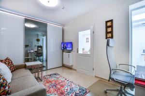 科隆Stylisch und Schick, neue Wohnung, U-Bahn 2 Minuten的客厅里有一张沙发和一台电视