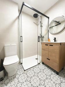 Un baño con ducha, inodoro y espejo. en Apartamento vacacional Zamudio, en Zamudio 8 fotos más