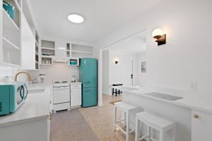 Kuchyň nebo kuchyňský kout v ubytování Coastal Cabana By Pmi + 18 fotografií