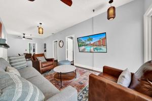 Χώρος καθιστικού στο 2-cottage Downtown Oasis, Poolspa By Pmi