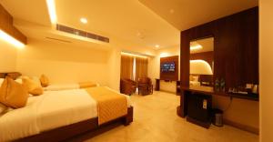 TSR Vivitha Grand客房内的一张或多张床位
