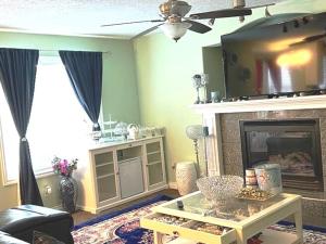 Gallery image of 48a Luxury Lake Home W Massage Meditation Gym Ac in Calgary