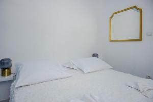 Un pat sau paturi într-o cameră la Apollo Retreat